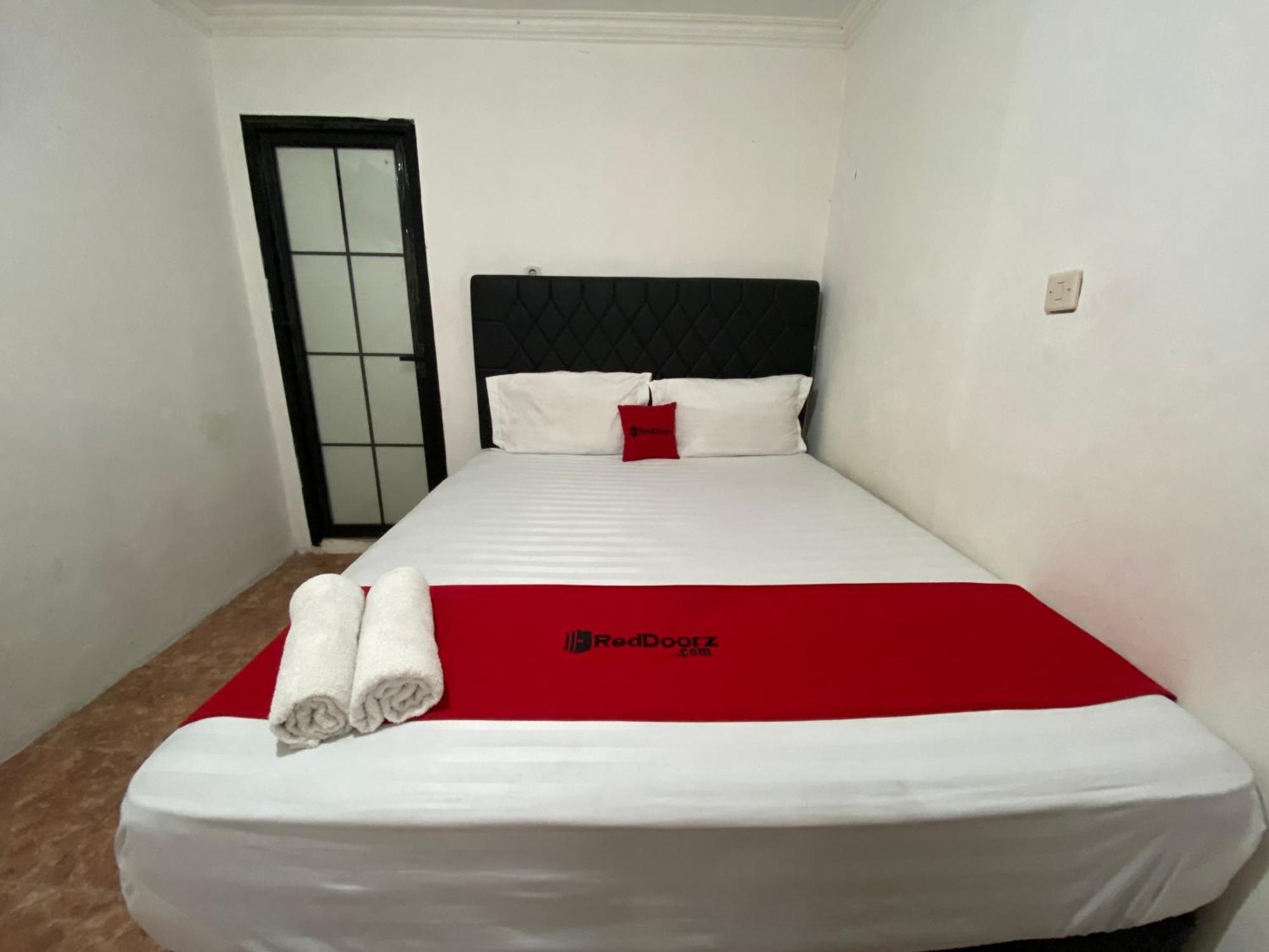 Hotel Reddoorz Syariah At Sudirman Street Garut Exterior foto